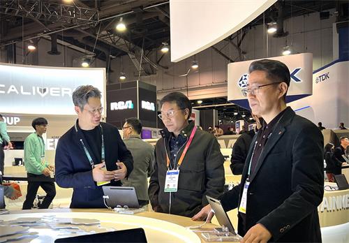 'CES 2023'现场图片 1 (左起Caliverse代表、李秀满总制作人、乐天信息通讯代表).jpg